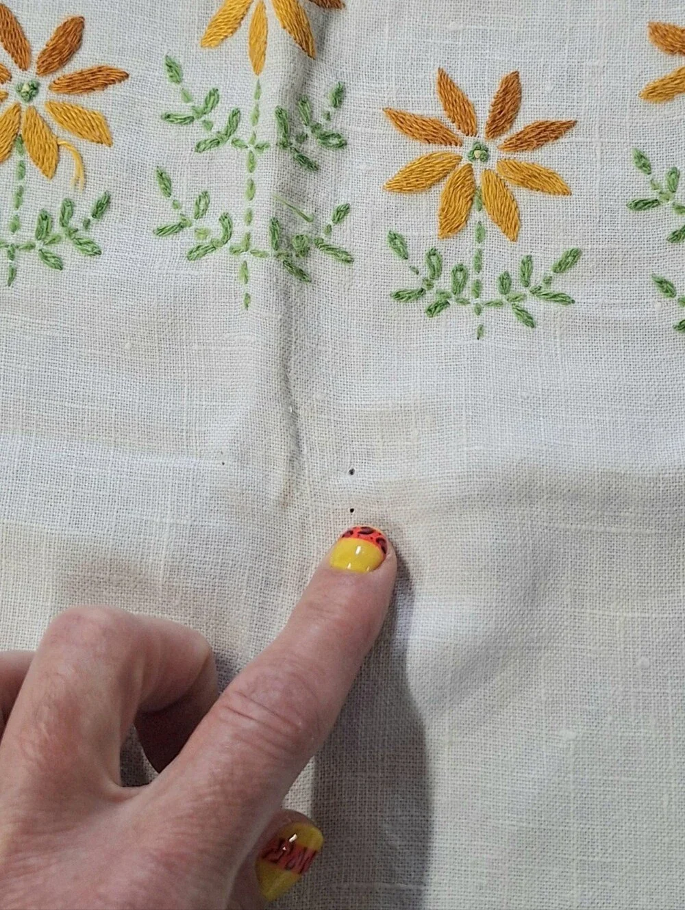 Vintage 30s-40s Embroidered Linen Daisy Tablecloth & Napkin Set